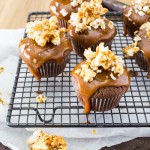 cupcakes au chocolat coulis de caramel epicé et pop corn