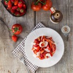 Salade Tomates-fraises, parmesan, pignons de pin et balsamique blanc