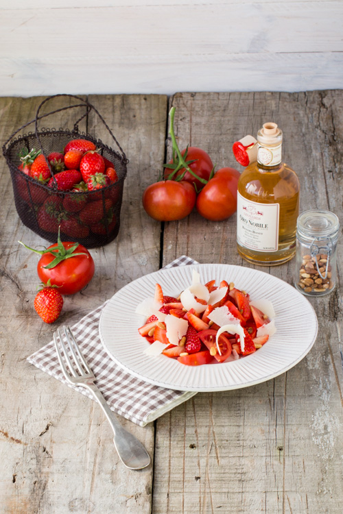 Salade Tomates-fraises, parmesan, pignons de pin et balsamique blanc